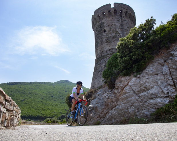 En vélo route, VTT, VAE, des parcours à travers tout le territoire. Sylvain Alessendri. En vélo route, VTT, VAE, des parcours à travers tout le territoire. Sylvain Alessendri.