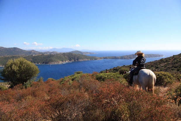 La Corse est une destination idéale pour la  randonnée à cheval. Les guides équestres accompagnent les cavaliers  pour des sorties de quelques heures à plusieurs jours.  ©ATC Sylvain Alessandri