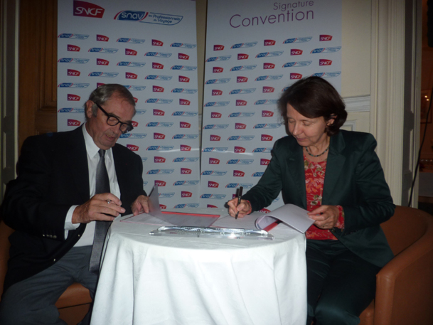 Georges Colson et Barbara Dalibard reconduisent la convention SNAV - SNCF pour 12 mois. / Photo DR