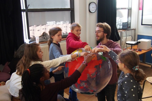 Les visites guidées sont ponctuées de jeux de piste, de petites histoires qui font aimer et retenir la Grande, d'ateliers scientifiques ou encore d'initiation à l'art - DR : Ludo & Sophie Les visites guidées sont ponctuées de jeux de piste, de petites histoires qui font aimer et retenir la Grande, d'ateliers scientifiques ou encore d'initiation à l'art - DR : Ludo & Sophie