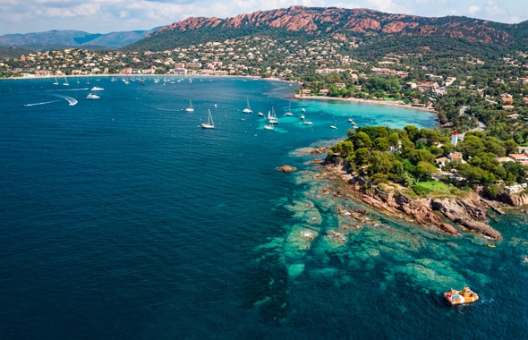 Le massif de l’Estérel offre de magnifiques points de vue et se découvre au travers de nombreuses activités : promenade en mer en bateau, kayak, paddle, randonnées à pied, à cheval, en VTT électrique - DR : ECA