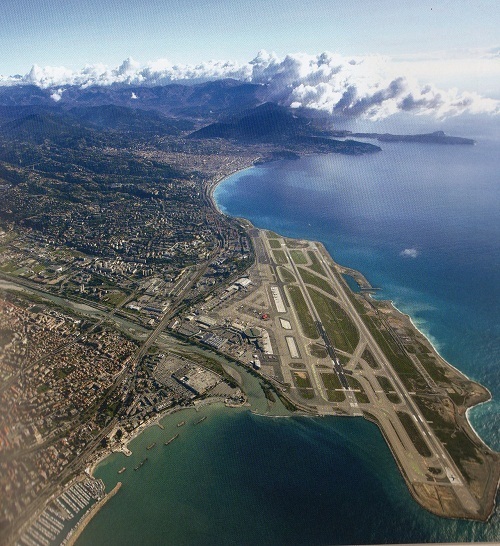 L'aéroport Nice-Côte d'Azur vu du ciel - Photo DR L'aéroport Nice-Côte d'Azur vu du ciel - Photo DR
