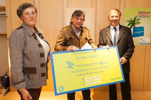 Remise du billet d’avion à Jean-Pierrre Vempaire, 3 millionième passager de Nantes Atlantique, par Hélène Abraham, Vice-Présidente Commercial Marketing et Produits de Transavia France et François Marie, Directeur de l’Aéroport Nantes Atlantique - DR Remise du billet d’avion à Jean-Pierrre Vempaire, 3 millionième passager de Nantes Atlantique, par Hélène Abraham, Vice-Présidente Commercial Marketing et Produits de Transavia France et François Marie, Directeur de l’Aéroport Nantes Atlantique - DR