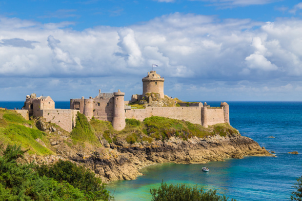 il est possible de vendre la France aux Français à condition de savoir y injecter la valeur ajoutée et l’originalité indispensables. -Château de Fort Lalatte (Bretagne) /crédit DepositPhoto