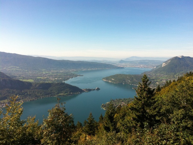 A Annecy, le col de la Forclaz, avec vue imprenable sur le lac, où l’on peut aussi déjeuner en terrasse au Chalet la Pricaz, une valeur sûre ! - DR : Laurent Pinon