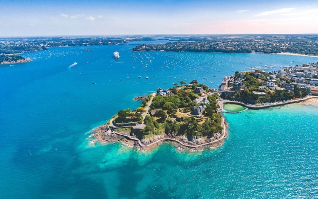 Breiz Bridges élabore des séjours haut de gamme et sur-mesure en Bretagne, Normandie et Vallée de la Loire, avec une approche intimiste du voyage. Ici, la Côte d’Émeraude  - DR : Thibault Poriel