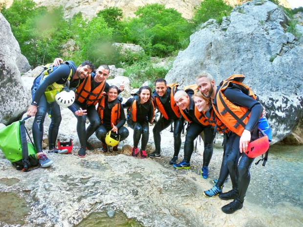 Nos séjours et vacances dites "sportives" sont le moyen de découvrir nos six destinations avec le prisme sportif... mais chacun à son rythme. Ici, un groupe en randonnée aquatique à la journée dans le canyon du Verdon - DR : La Toupie Bleue