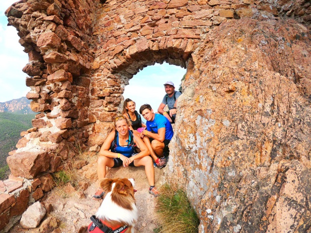 L'Estérel est un massif rouge volcanique inédit... On y respire la sérénité, on y ressent la plénitude. Ici, une famille lors d'un trek dans l'Estérel - DR : La Toupie Bleue