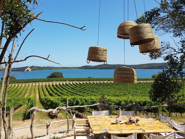 Cette pépite-là, nous l’avons trouvée lors d’un repérage en plaine orientale. Un restaurant au cœur des vignes avec une vue imprenable sur l’étang de Diana - DR : Corsica Incoming