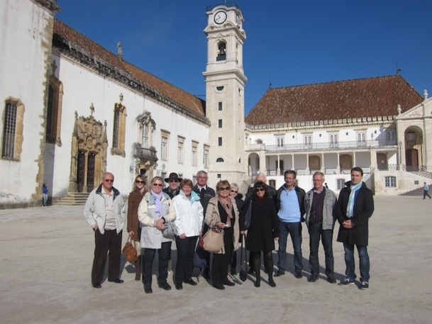 Partance avait invité une dizaine de responsables d'amicales et associations de seniors pour un voyage d'étude dans le nord du Portugal. Le groupe pose ici dans la cour de l'université de Coimbra, l'une des plus anciennes du pays. DR - LAC