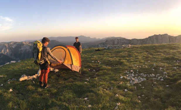 Deux microaventuriers au sommet du Mont Aiguille, en juin 2019. Hélène Michel, Author provided