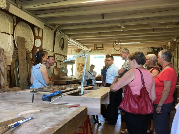 Visite chez Philippe, sculpteur sur bois, Meilleur Ouvrier de France qui a accepté d'ouvrir son atelier tout spécialement. A chaque fois, une pause hors du temps et un vrai moment de poésie ! - DR : Annecy International