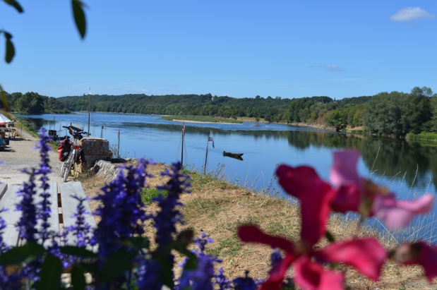 Le village de Bréhémont, situé en bordure de Loire, avec le charme de son port et le plaisir de découvrir son restaurant de pêcheurs - DR : Val de Loire Tourisme