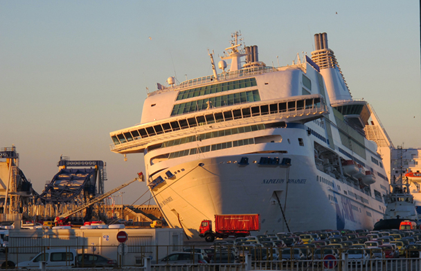 Des plongeurs devraient intervenir ce lundi matin pour colmater la brèche - DR : A.Borios Des plongeurs devraient intervenir ce lundi matin pour colmater la brèche - DR : A.Borios