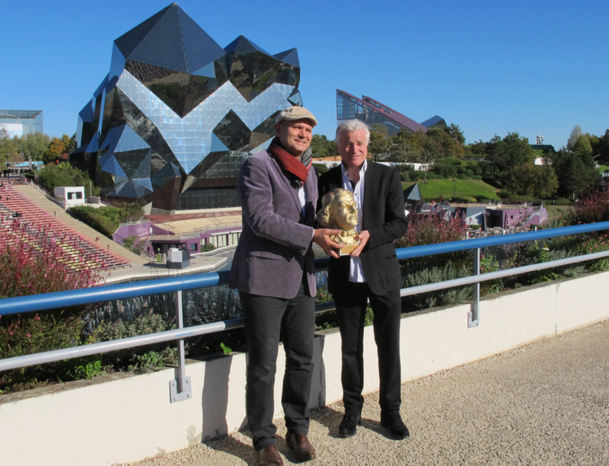 Dominique Hummel et Bertran Lotth avec le trophée - Photo DR