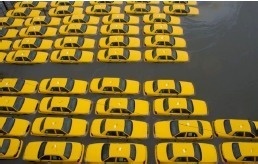 A la suite du passage de l'ouragan Sandy, les taxis new yorkais encore en service sont exceptionnellement autorisés à prendre plusieurs clients en même temps - Photo Get Americas