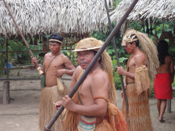 Village Yuagua, costumes de paille et tir à la sarbacane traditionnels - Photo DR