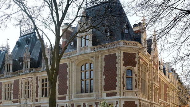 L’hôtel Gaillard au style néo-renaissance, propriété de la Banque de France place du Général Catroux à l’angle des rues Berger et de Than à Paris (17e). Inspiré par le château de Blois il se distingue par ses toits élancés, ses fines tourelles, ses gouttières torsadées et dorées. A lui seul, il vaut le déplacement - DR : Charlotte Donker/Citéco L’hôtel Gaillard au style néo-renaissance, propriété de la Banque de France place du Général Catroux à l’angle des rues Berger et de Than à Paris (17e). Inspiré par le château de Blois il se distingue par ses toits élancés, ses fines tourelles, ses gouttières torsadées et dorées. A lui seul, il vaut le déplacement - DR : Charlotte Donker/Citéco