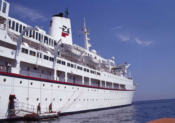 Les navires d'autrefois avaient des lignes élégantes par rapport aux barres d'immeubles flottantes d'aujourd'hui. C'était le plus souvent d'anciens bateaux de ligne réaménagés, comme le légendaire - à tous les sens du terme - Mermoz de Paquet - DR : Philippe Blanchart Les navires d'autrefois avaient des lignes élégantes par rapport aux barres d'immeubles flottantes d'aujourd'hui. C'était le plus souvent d'anciens bateaux de ligne réaménagés, comme le légendaire - à tous les sens du terme - Mermoz de Paquet - DR : Philippe Blanchart