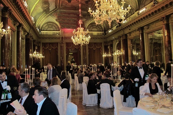 Des tables ornées de grands chandeliers avec l'en base noyée dans des bouquets de fleurs, des lustres de cristal de Bohême pendant au plafond, des miroirs aux murs et des tentures majestueuses ont fait de ce dîner “grand siècle” un moment privilégié pour les convives./photo JDL Des tables ornées de grands chandeliers avec l'en base noyée dans des bouquets de fleurs, des lustres de cristal de Bohême pendant au plafond, des miroirs aux murs et des tentures majestueuses ont fait de ce dîner “grand siècle” un moment privilégié pour les convives./photo JDL