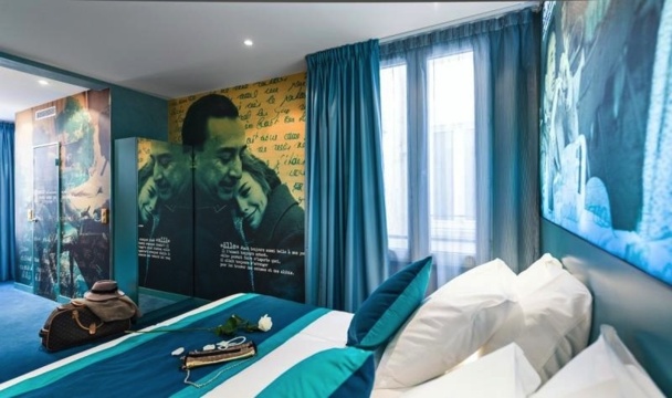 Une chambre deluxe de l'hôtel Montmartre Mon Amour à Paris. La décoration est dédiée à Romain Gary et Jean Seberg - DR