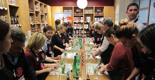 Les participants à l'évènement organisé par l'office du tourisme de Norvège ont appris à réaliser un cocktail traditionnel du pays. DR