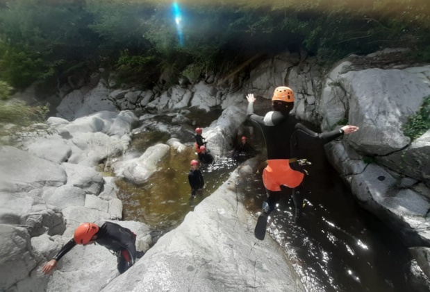 Du canyoning dans le Sud de la France - DR : Simon Hardy Du canyoning dans le Sud de la France - DR : Simon Hardy