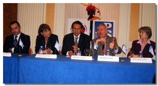 De gche à dte Emmanuel Toromanof, Fondé de Pouvoir de l'APS, Micheline Teupootahiti, administrateur de l'APS en charge de l'emploi, Léon Bertrand ministre délégué au Tourisme, Bernard Didelot président de l'APS et Marina Carabeufs, directrice ANPE De gche à dte Emmanuel Toromanof, Fondé de Pouvoir de l'APS, Micheline Teupootahiti, administrateur de l'APS en charge de l'emploi, Léon Bertrand ministre délégué au Tourisme, Bernard Didelot président de l'APS et Marina Carabeufs, directrice ANPE