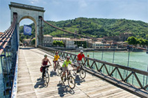 Passerelle sur le Rhône entre Tain l'Hermitage et Tournon sur Rhône © Christian Martelet/Auvergne-Rhône-Alpes Tourisme