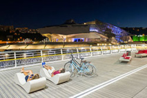 Pont Raymond Barre et Musée des Confluences à Lyon, le long de la ViaRhôna © Christian Martelet - Auvergne-Rhône-Alpes Tourisme