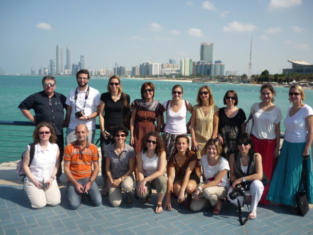 La photo des 15 agents de voyages AS Voyages prise depuis la Corniche d'Abu Dhabi - DR La photo des 15 agents de voyages AS Voyages prise depuis la Corniche d'Abu Dhabi - DR