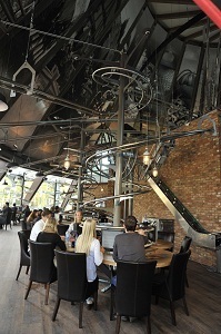 Plats et boissons filent dans les virages étroits enchaînant loopings et autres figures traversantes pour arriver en toute sécurité auprès des convives du restaurant FoodLoop d'Europa Park - Photo DR Plats et boissons filent dans les virages étroits enchaînant loopings et autres figures traversantes pour arriver en toute sécurité auprès des convives du restaurant FoodLoop d'Europa Park - Photo DR