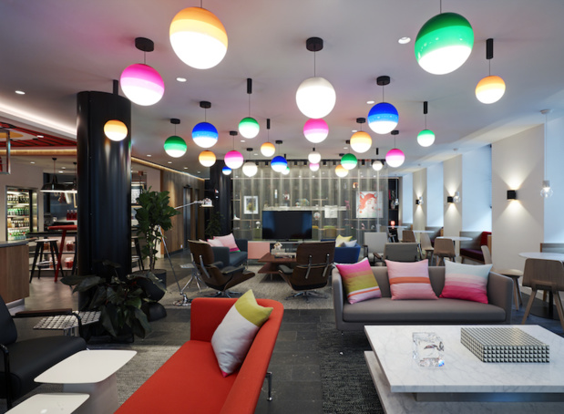 Le premier étage mène au salon signature de la marque, un espace de vie accueillant avec canapés, tables et chaises confortables pour consulter les livres et objets d’art provenant des quatre coins du monde - DR : citizenM Le premier étage mène au salon signature de la marque, un espace de vie accueillant avec canapés, tables et chaises confortables pour consulter les livres et objets d’art provenant des quatre coins du monde - DR : citizenM