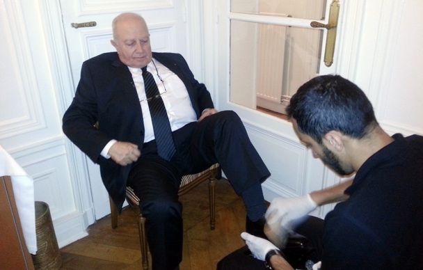 Le cirage de pompes à l'APS est une affaire qui marche, Raoul Nabet en sait quelque chose... Le cirage de pompes à l'APS est une affaire qui marche, Raoul Nabet en sait quelque chose...