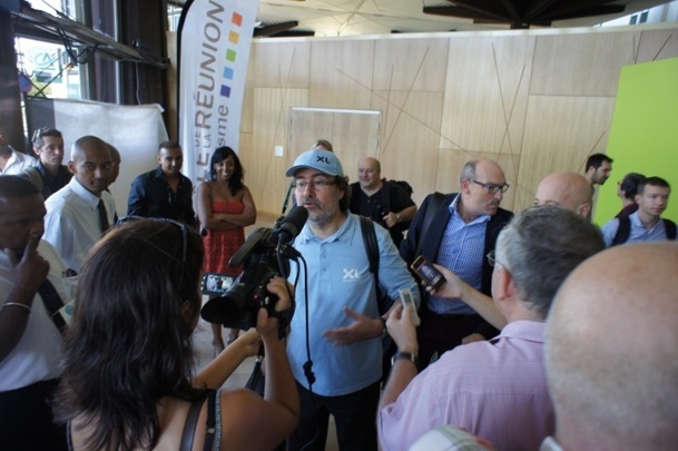Laurent Magnin et son équipe accueillis par la presse locale réunionnaise - Photo C.E.