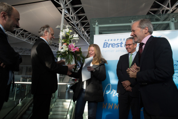 Stéphanie Séraffin de Plestin les Grèves dans les Côtes d’Armor est le millionième passager de l’année 2012 - Crédit photo Aéroport Brest Bretagne F Bétermin