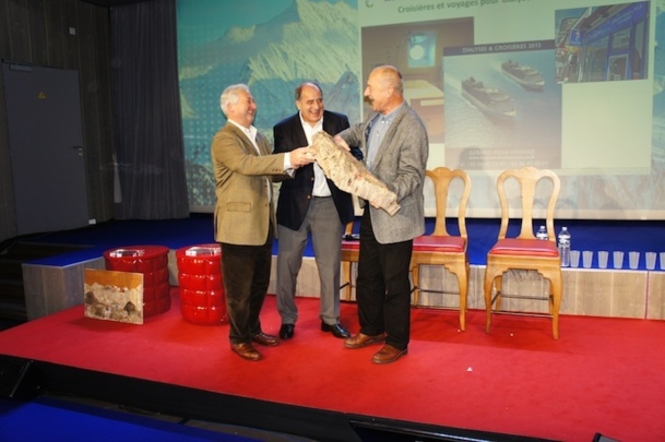 François-Xavier de Boüard et Jean-Pierre Mas remettent le Trophée à Gérard Pons - Photo CE François-Xavier de Boüard et Jean-Pierre Mas remettent le Trophée à Gérard Pons - Photo CE