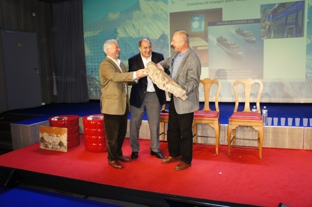 François-Xavier de Boüard et Jean-Pierre Mas remettent le Trophée à Gérard Pons - Photo CE