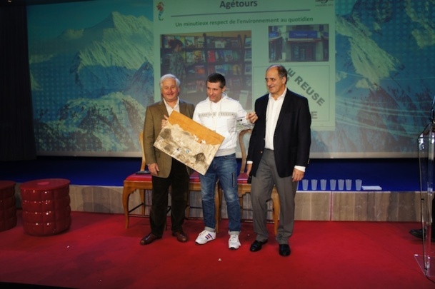 Le trophée du projet environnemental / écocitoyen a été remporté cette année par l'agence Agétours dirigée par Jean-Pierre Perezparlato. - Photo CE