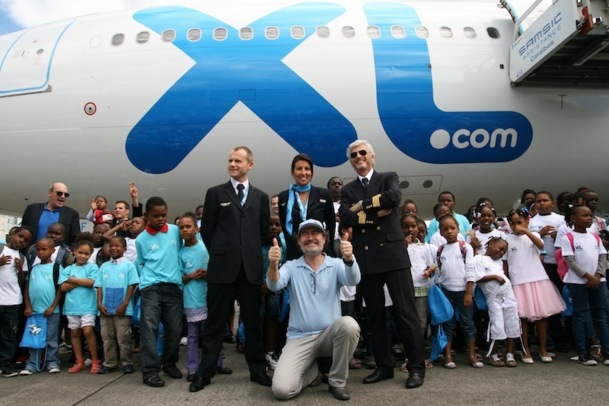 A l'occasion de son vol inaugural sur les Antilles françaises, Laurent Magnin, le DG d'XL Airways, a emmené 130 jeunes guadeloupéens faire leur baptême de l'air. - DR : L-A.C.