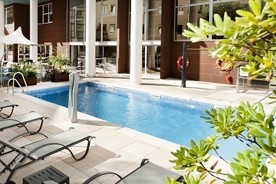 Les clients du Holiday Inn Toulon City Centre peuvent désormais profiter d'une terrasse et d'une piscine "à l'abri des regards" - Photo DR Les clients du Holiday Inn Toulon City Centre peuvent désormais profiter d'une terrasse et d'une piscine "à l'abri des regards" - Photo DR