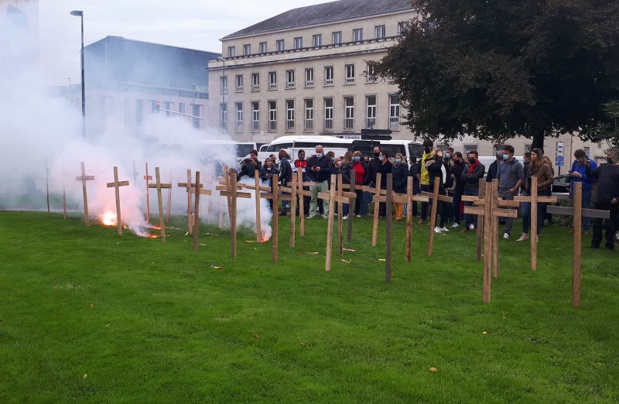 Après avoir défilé en cortège, les professionnels se sont rassemblés sous les fenêtres de la Préfecture - DR : L.B.