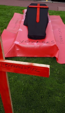 Des croix plantées devant la Préfecture, tout un symbole... - DR : L.B. Des croix plantées devant la Préfecture, tout un symbole... - DR : L.B.