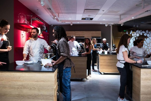 Durant votre visite à la Cité du Chocolat, mettez la main à la pâte le temps d'un atelier de pâtisserie pratique et ludique de 30 min à 2h00. - DR Photo Valrhona