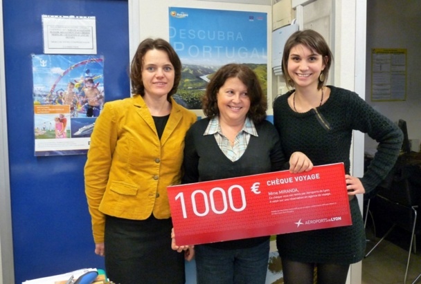 Le Père Noël est passé le 14 décembre dernier, avec dans sa besace un Bon-voyage de 1 000 €, Il a choisi la cheminée de l’b[agence Mar Sol à Lyon (69) pour déposer son cadeau à la gagnante Mme MIRANDA /photo dr Le Père Noël est passé le 14 décembre dernier, avec dans sa besace un Bon-voyage de 1 000 €, Il a choisi la cheminée de l’b[agence Mar Sol à Lyon (69) pour déposer son cadeau à la gagnante Mme MIRANDA /photo dr