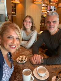 Saliha Hadj-Djilani, Podcasteuse de la série "Voyagez en France", Fabrice Soler de Stoorist et Mathilde, étudiante et guide Saliha Hadj-Djilani, Podcasteuse de la série "Voyagez en France", Fabrice Soler de Stoorist et Mathilde, étudiante et guide