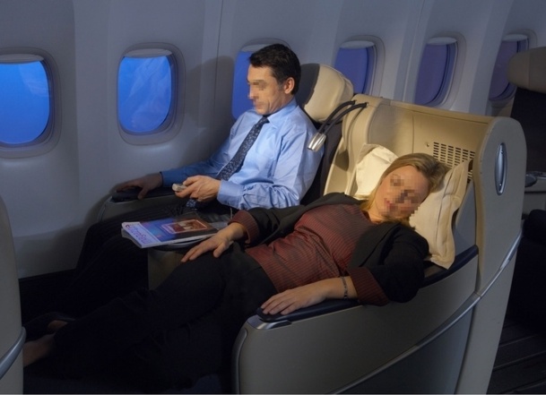 Dans le courant de cette année, Air France déploiera le nouveau produit haute contribution sur son réseau long courrier. Les sièges des classes Première et Affaires sur les B-777 vont être remplacés. De source syndicale, Air France prévoirait une diminution du nombre de ces sièges, offrant ainsi davantage d'espace aux passagers privilégiés. /photo dr Dans le courant de cette année, Air France déploiera le nouveau produit haute contribution sur son réseau long courrier. Les sièges des classes Première et Affaires sur les B-777 vont être remplacés. De source syndicale, Air France prévoirait une diminution du nombre de ces sièges, offrant ainsi davantage d'espace aux passagers privilégiés. /photo dr