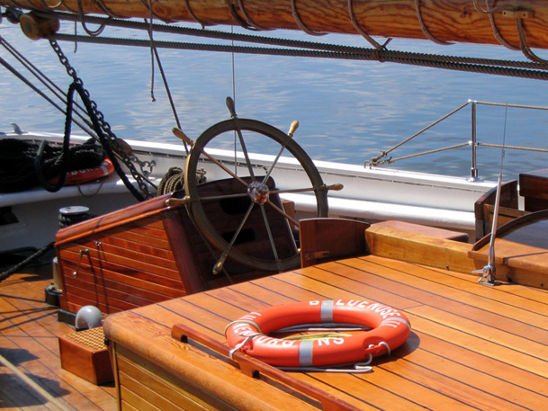 Les petits bateaux utilisés pour ce type croisières peuvent se faufiler partout, jeter l'ancre quand bon leur semble et rester amarrés plusieurs jours dans une baie isolée. - DR : Photo-libre.fr