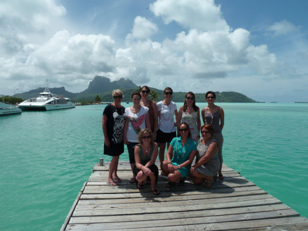 Départ de Bora Bora, le groupe Tourcom est composé par Ghislaine Homond, Flash Voyages à Maisons-Alfort (94), Agathe Sicouly, Nomades  Royan (17), Amélie Moreau, Comptoir du Monde  Rochefort (17), Valéry Petitjean, Horizons Plus – Stella Voyage à La Varenne Saint-Hilaire, Marie Cazaudehore, Terres Evasion à Pau (64) ;  Sylvie Demoulin de Voyage Conseil Bourgogne, Dijon (21), Sophie Auger, Avaricum Voyages à Bourges (18). Accompagnées par : Magalie Ravallec Technico-commerciale groupes et voyages à la carte chez Tourcom et Candice Saugère, directrice des ventes Europe (hors Italie) Italieton Polynésie Française - Photo M.S.