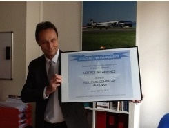 Pierre Jasinski, Directeur France de LOT Polish Airlines, a récupéré le GoldenFlyer Awards 2012 au nom de la compagnie - Photo DR